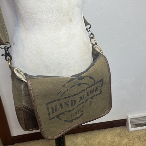 Myra 100% Handmade Messenger Type Upcycled Bag Canvas and Leather MCB4685M - Picture 12 of 12